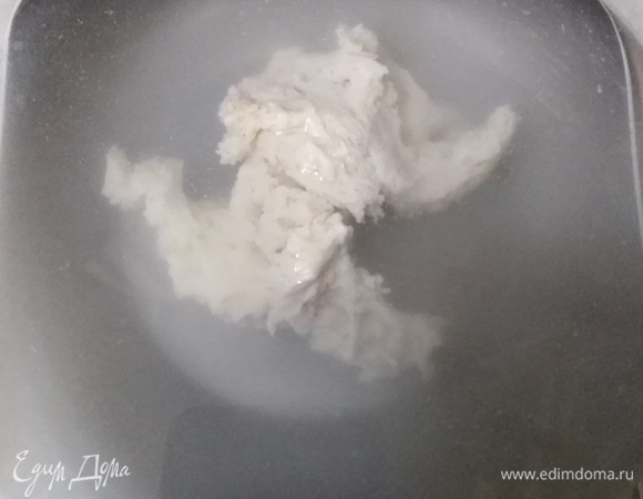 В воду добавить закваску и соль. Развести.