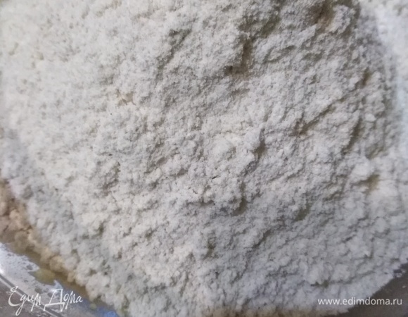 Всыпать муку. Замесить тесто.