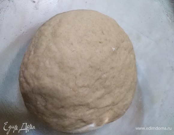 Выложить в смазанную растительным маслом посуду. Накрыть, оставить на 12 часов для брожения.