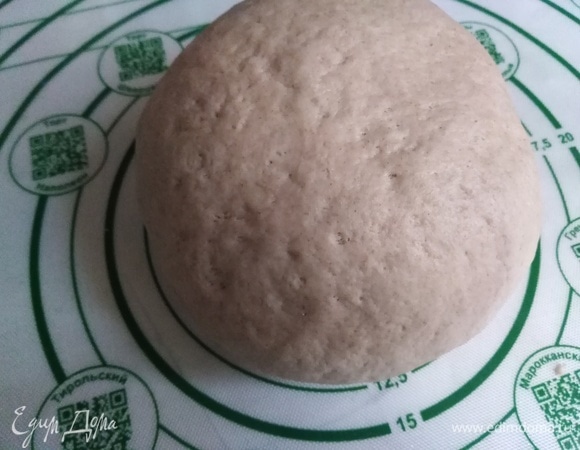 Выложить на стол. Сформировать шар. Накрыть миской. Оставить на 30 минут.