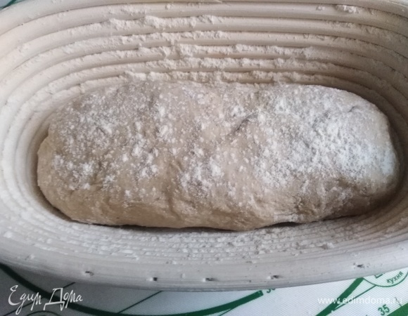 Выложить в корзину. Слегка посыпать мукой. Накрыть. Оставить для расстойки на 3 часа.