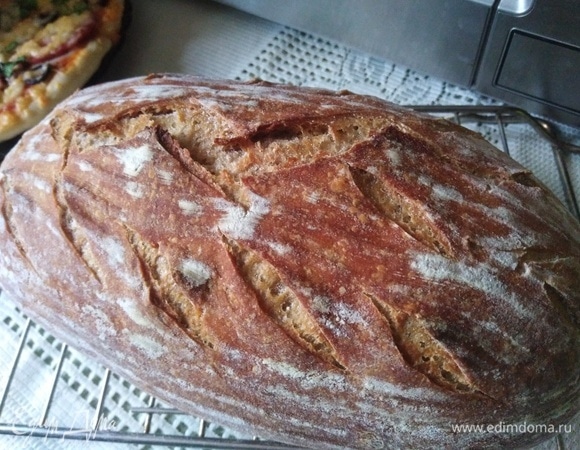 Выпекать первые 15 минут с паром или под колпаком при 220°C. Затем пар или колпак убрать и выпекать еще 20 минут. Остудить на решетке.