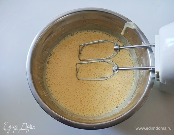 Миксером взбить яйца с сахаром и ванилином.