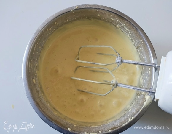 Не выключая миксера, добавить муку, разрыхлитель и куркуму в качестве натурального красителя.