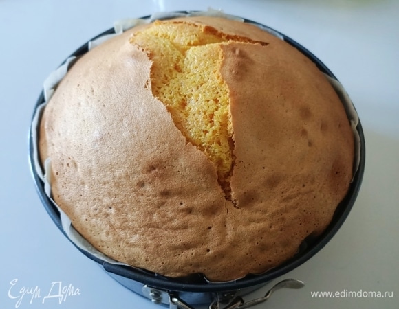 Выложить тесто в форму и отправить в предварительно разогретую до 180°С духовку на 35–40 минут.