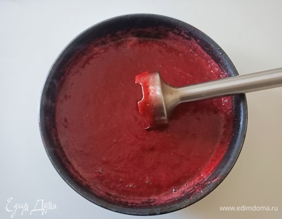 Для приготовления клубничного конфитюра я использую замороженную клубнику, поэтому ее необходимо разморозить и слить жидкость. Если у вас свежая, то просто нарежьте ее небольшими кусочками. Далее необходимо добавить сахар, сок половины лимона, поставить на огонь и варить, периодически помешивая, до загустения. Снять с огня, пробить блендером.