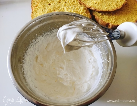 Когда заварной крем остынет, взбить хорошо охложденные сливки с сахарной пудрой.
