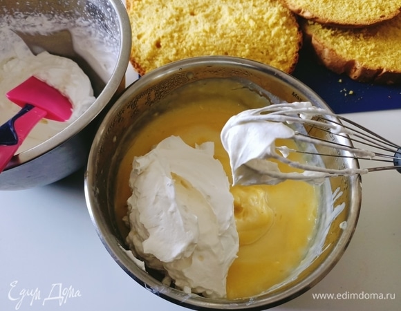 Соединить крем и взбитые сливки. Перемешать или взбить на небольшой скорости миксера.