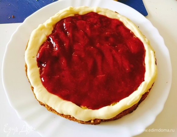 На блюдо уложить первый слой бисквита, смазать его конфитюром, сверху выложить крем и накрыть бисквитом. Затем повторить то же самое с остальными коржами.