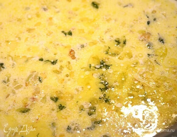 Разогреть в сковороде оливковое и сливочное масло, слегка обжарить лук и чеснок на маленьком огне, всыпать листья тимьяна и прогревать, пока лук не станет прозрачным, затем добавить 100 мл сливок, цедру и сок лимона, все перемешать.