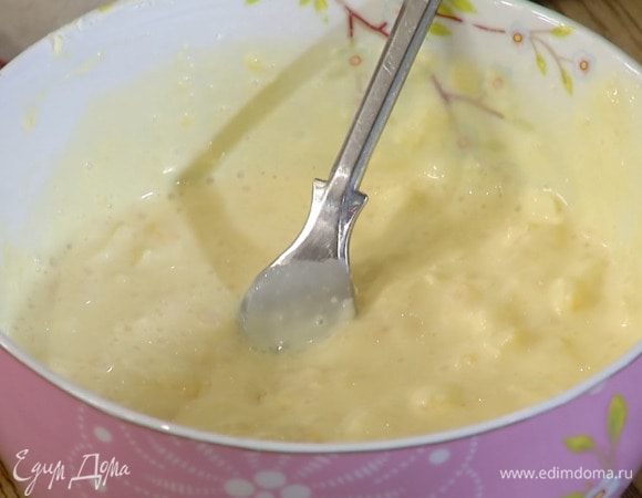 Чеддер натереть на крупной терке, добавить желтки, оставшиеся 100 мл сливок и козий сыр, размять все вилкой.