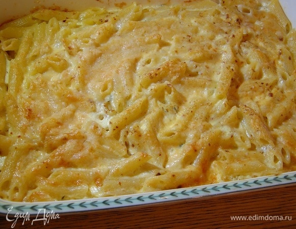 Макароны поперчить, посыпать мускатным орехом, натертым пармезаном и запекать в разогретой духовке 15–20 минут.