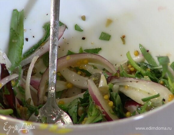 Приготовить соус: каперсы порубить, добавить к ним горчицу, нарезанный тархун и лук, влить лимонный сок и оливковое масло, посолить, поперчить и перемешать.