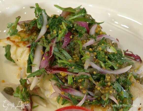 Готовую рыбу переложить на тарелку, сверху выложить соус.