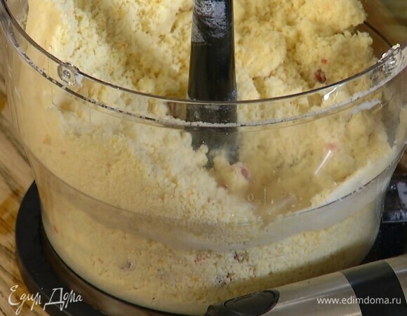 Предварительно размягченное сливочное масло, сахар и соль поместить в чашу блендера и взбить на небольшой скорости, всыпать муку и взбить еще немного, затем добавить яичный желток и измельчить все в крошку.