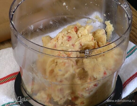 Вишню тоже добавить в тесто и взбить, затем влить 2 ст. ложки ледяной воды и взбить еще немного.