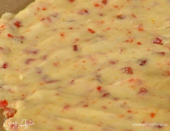 Сформировать из теста тонкий пласт.