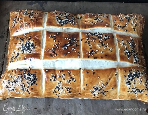 Поставить пирог в духовку и выпекать 20–25 минут.