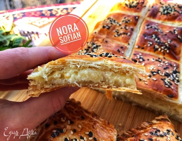 Тонкое тесто и много начинки. Очень вкусно.