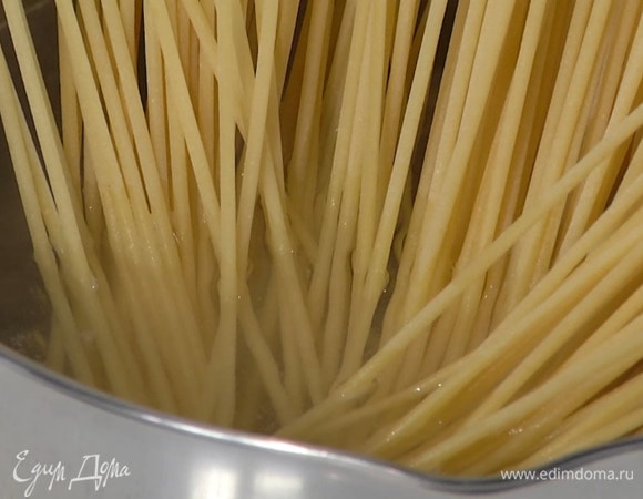 Букатини отваривать в подсоленной воде на несколько минут меньше, чем указано на упаковке, затем воду слить и сохранить.