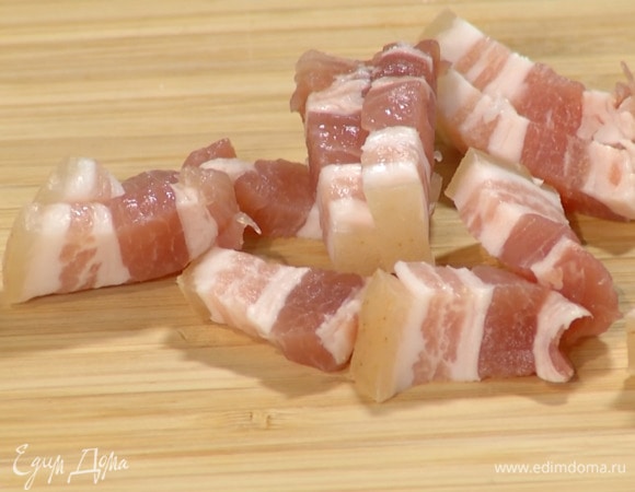 Сало нарезать брусочками и обжарить в тяжелом сотейнике.