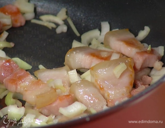 Шалот почистить, мелко порубить и добавить к салу, влить 2 ст. ложки оливкового масла и все обжарить.