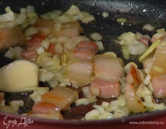 Чеснок почистить, раздавить плоской стороной ножа, удалить горькую сердцевину и отправить в сотейник.