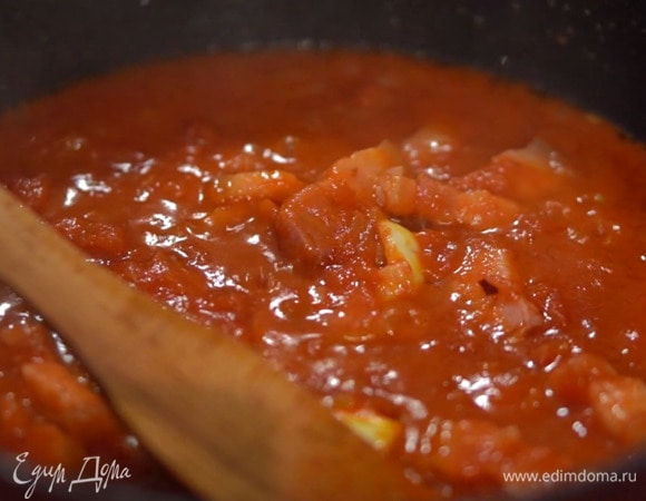 Консервированные помидоры и пеперончино добавить в сотейник, все перемешать и прогреть.