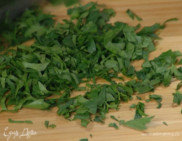 Петрушку мелко порубить.