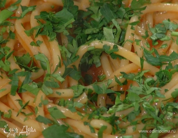 Готовые макароны выложить в сотейник с овощами, влить немного воды, в которой они варились, все перемешать и посыпать петрушкой.