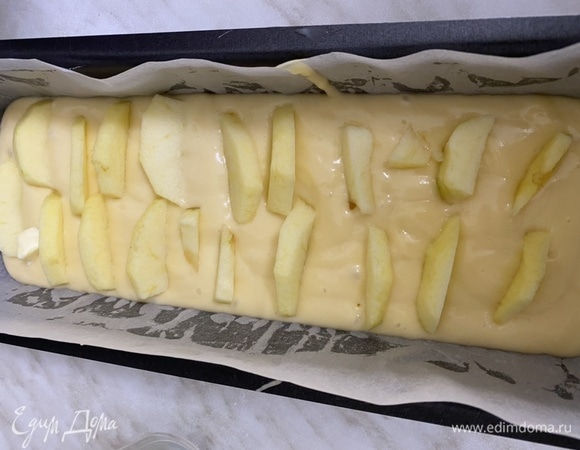 Взбить яйца с сахаром и ванилином до белой плотной пены. Далее влить подсолнечное масло, добавить сметану, сок половины лимона и продолжить взбивать до однородности. Затем добавить просеянную муку с разрыхлителем и взбить до однородности. Фому проложить пергаментом, перелить в нее тесто.