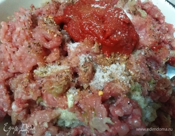Добавить томатную пасту, воду, соль, сахар, перец. Хорошо перемешать и выбить фарш.