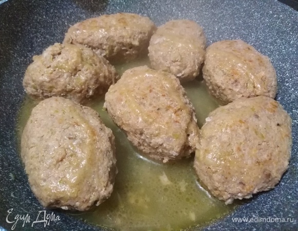 Тушить под крышкой в собственном соку по 10–12 минут с двух сторон.