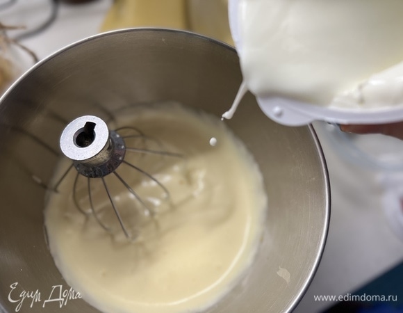 Яйца, щепотку соли и сахар взбить в пышную пену. Добавить кефир и растительное масло, еще раз хорошо взбить.