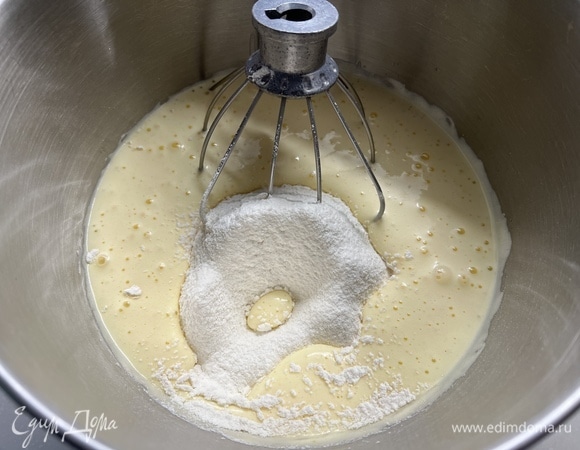 Добавить просеянную муку и разрыхлитель, замесить однородное тесто.