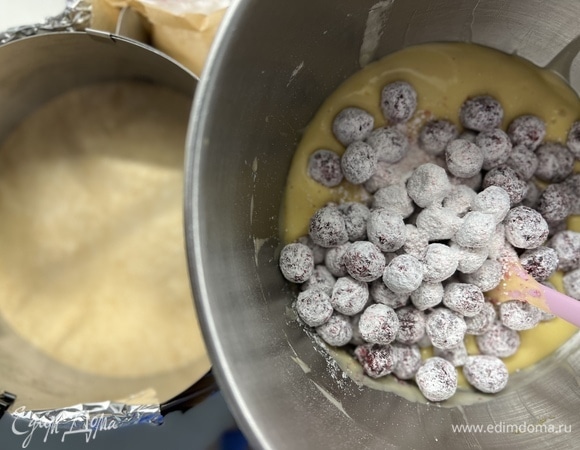 Объединить вишню и тесто. Долго не вымешивать. Перелить в форму для выпечки. Выпекать при 180°C около 40 минут. Проверить готовность сухой деревянной шпажкой.