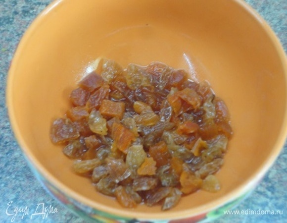 Все ингредиенты для штрейзеля смешать в один комок и поместить в морозилку. Сухофрукты нарезать одинаковыми кусочками и замочить в апельсиновом соке. Лучше это сделать хотя бы за час до начала готовки. Включить духовку на 180°C. С апельсинов снять цедру и выжать нужное количество сока. Очищенную морковь натереть на терке (крупной или мелкой — решать вам).