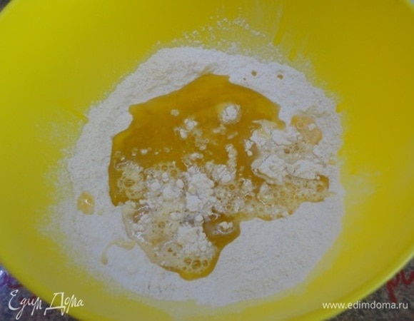 Муку просеять и смешать с сахаром и разрыхлителем. Добавить оливковое масло и сок апельсина. Перемешать.