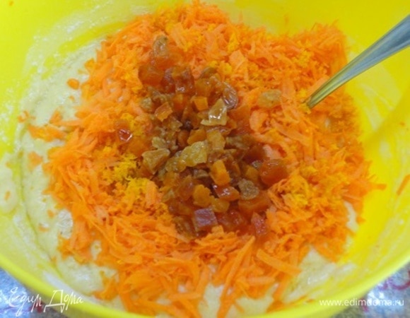 Добавить морковь, цедру и сухофрукты вместе с соком.