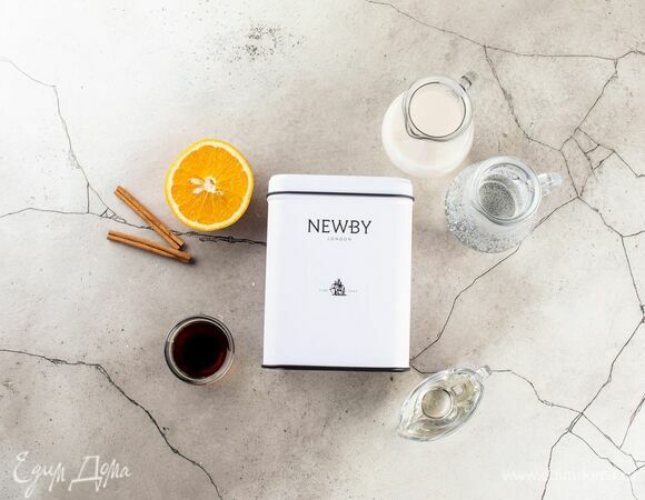 Для приготовления напитка подготовьте следующие ингредиенты.<br />
Приготовьте сахарный сироп. Соедините в сотейнике 100 мл воды и 50 г сахара. Доведите до кипения, дождитесь полного растворения сахара и остудите.<span> </span>