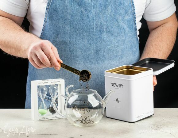 Чай Newby «Уд Дилайт» насыпьте в заварочный чайник.