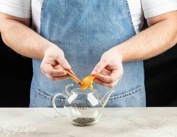 Добавьте корицу и цедру апельсина.