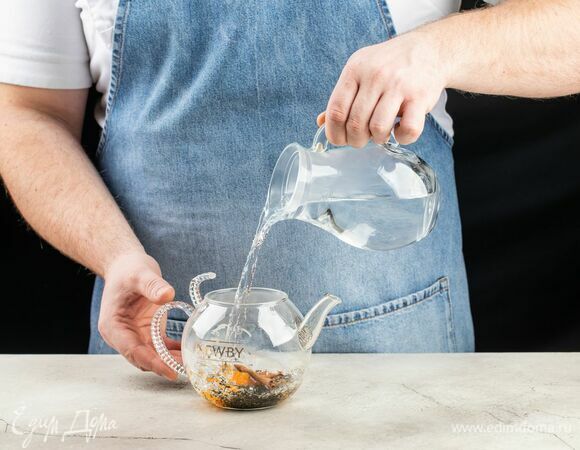 Залейте свежекипяченой водой 100°С и оставьте на 5 минут.