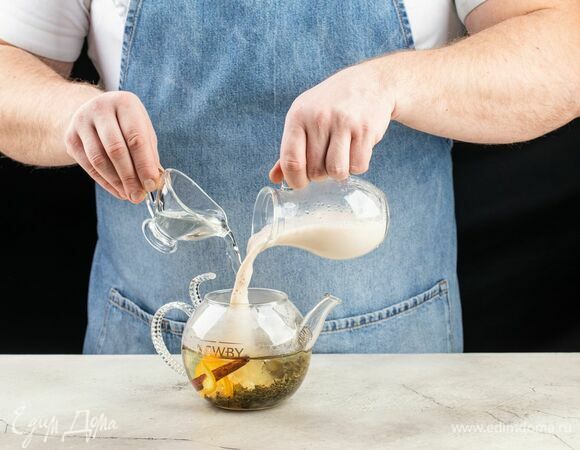 Миндальное молоко подогрейте. Затем влейте его и сахарный сироп в чай.