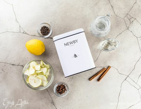 Для приготовления яблочного чая подготовьте следующие ингредиенты.<br />
Приготовьте сахарный сироп. Соедините в сотейнике 100 мл воды и 50 г сахара. Доведите до кипения, дождитесь полного растворения сахара и остудите. 