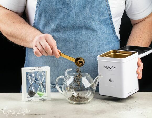 Чай Newby «Цветок Жасмина» насыпьте в заварочный чайник.