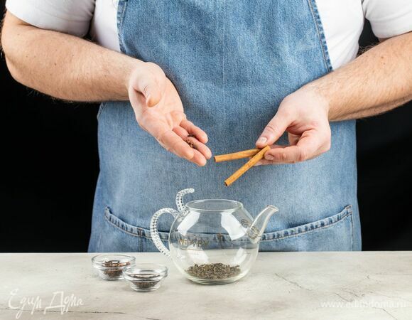 Добавьте корицу, гвоздику и черный перец.