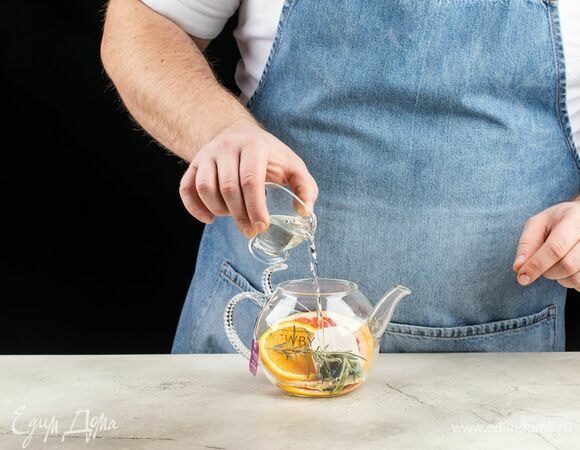 Влейте сахарный сироп.