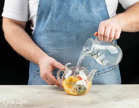 Залейте свежекипяченой водой 100°С и оставьте настояться на 3–5 минут.