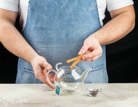 В заварочный чайник поместите пакетик чая Newby «Эрл Грей». Добавьте гвоздику, корицу.